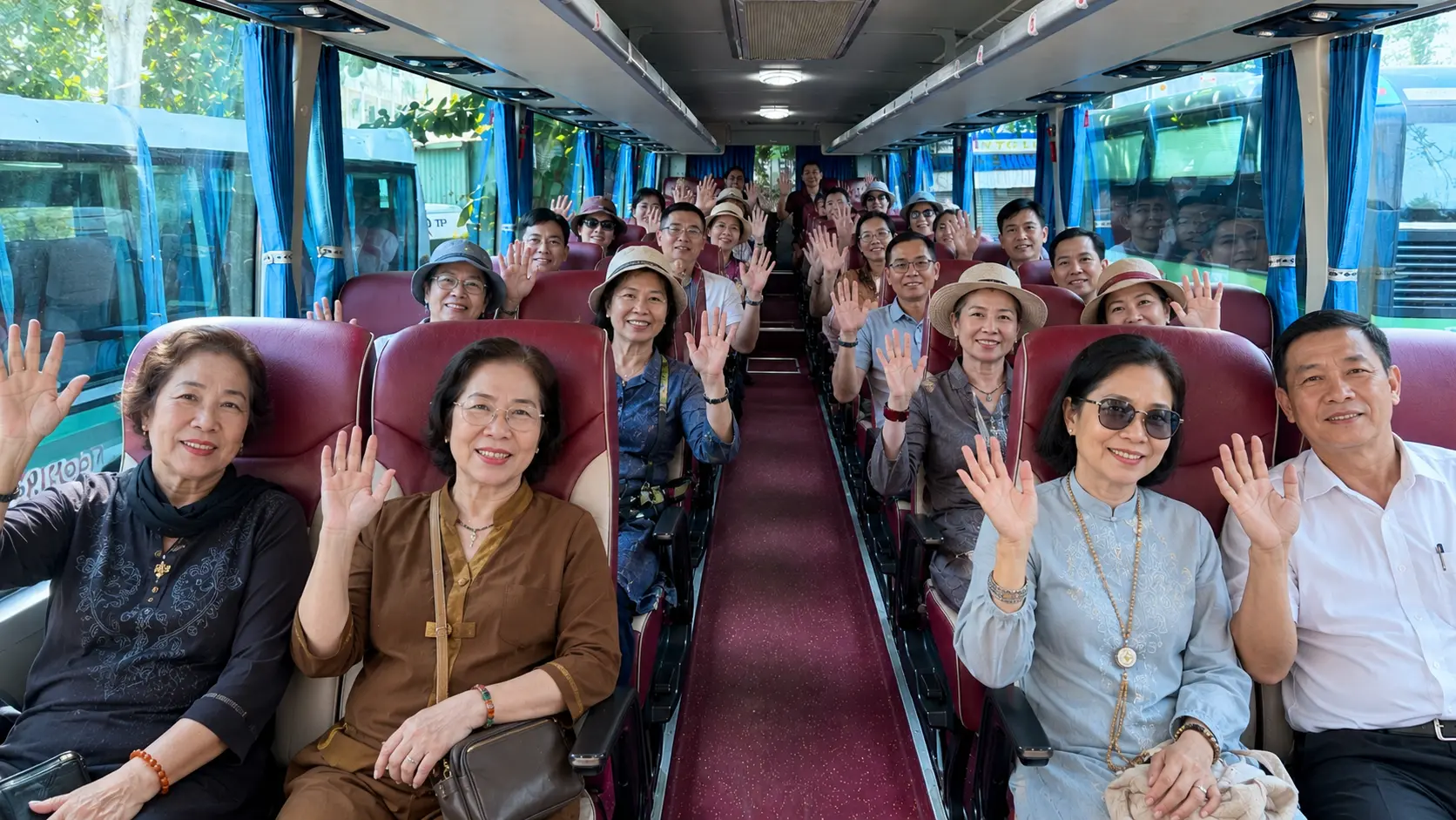 Xe đoàn đi chùa và lễ hội