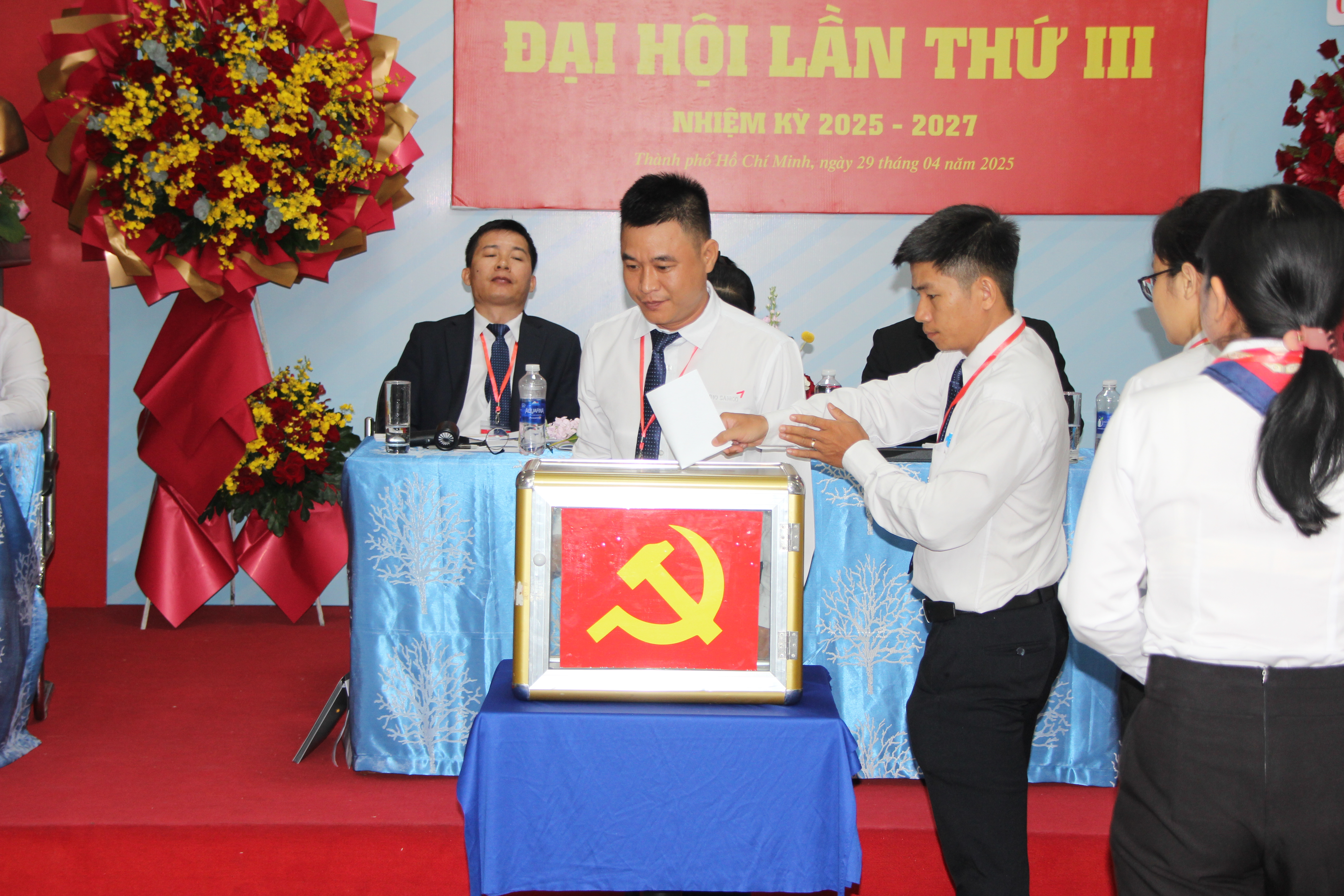 Hình ảnh các đảng viên bỏ phiếu dân chủ trong sự kiện Hình ảnh các đảng viên bỏ phiếu dân chủ trong sự kiện