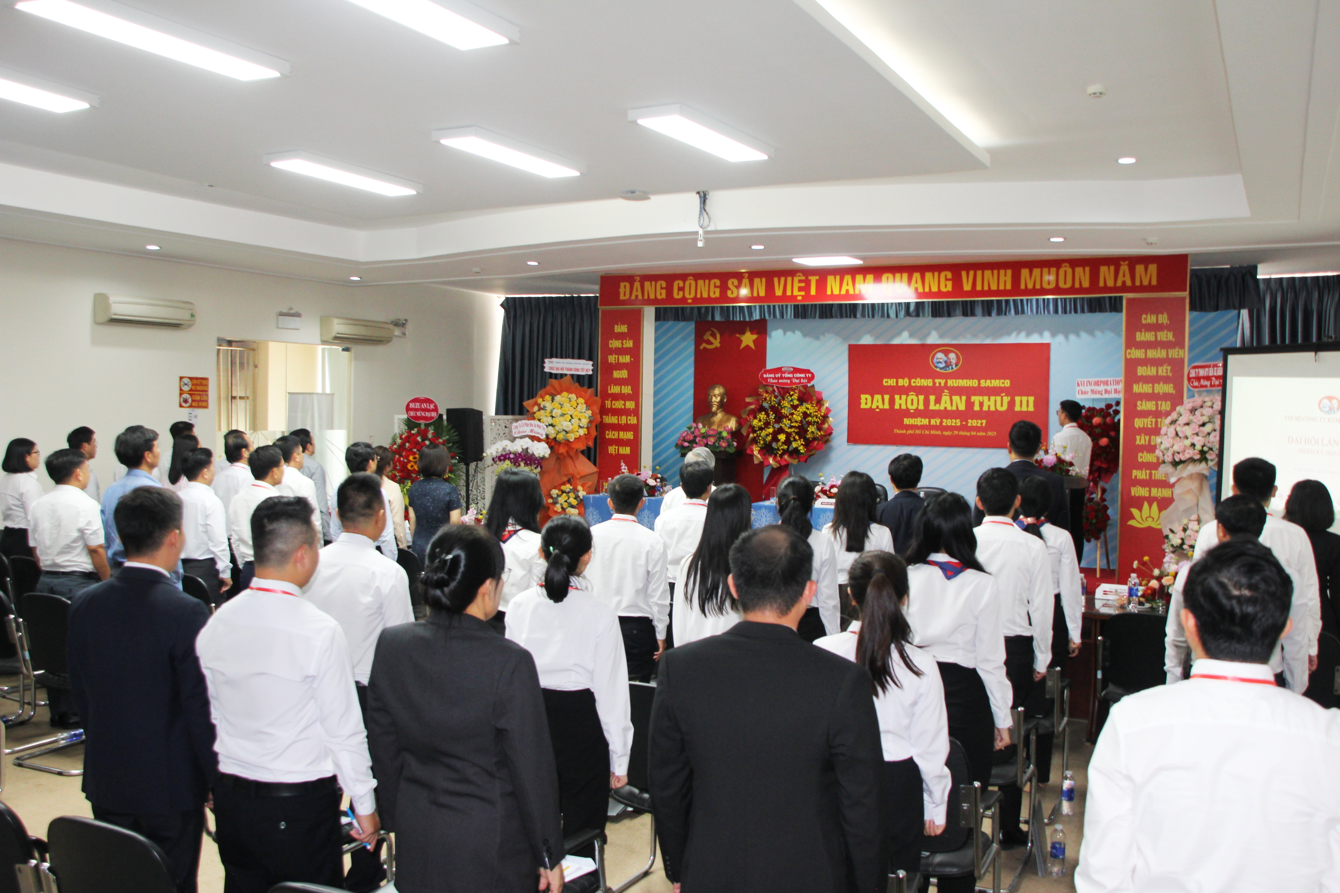 Không khí nghiêm trang thời khắc chào cờ trong sự kiện